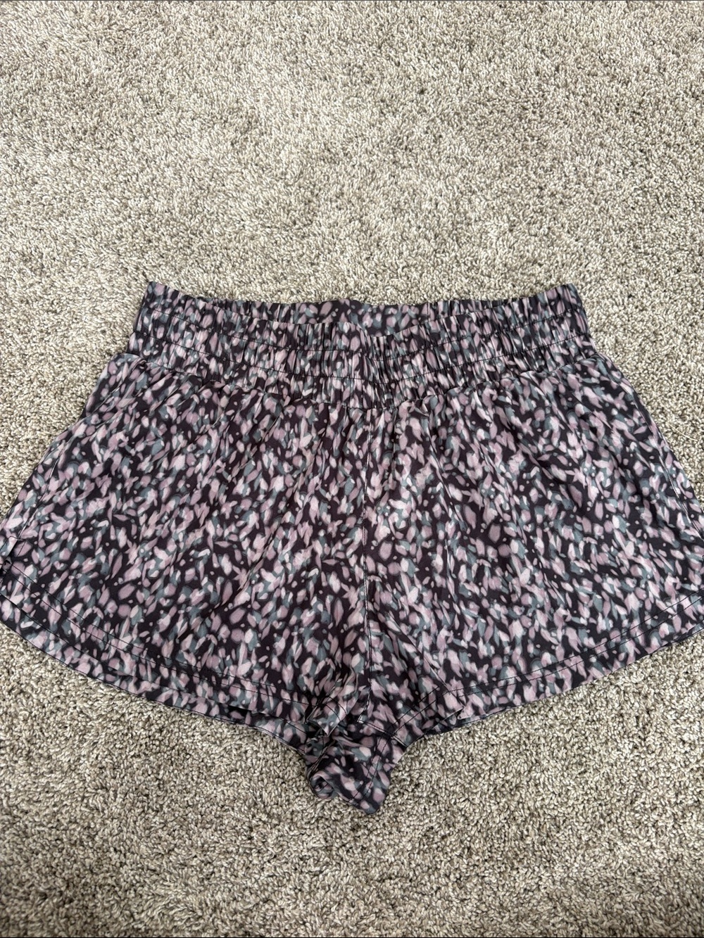 Varley Women’s Lightweight Printed Elastic Waist Shorts - Black & Pink